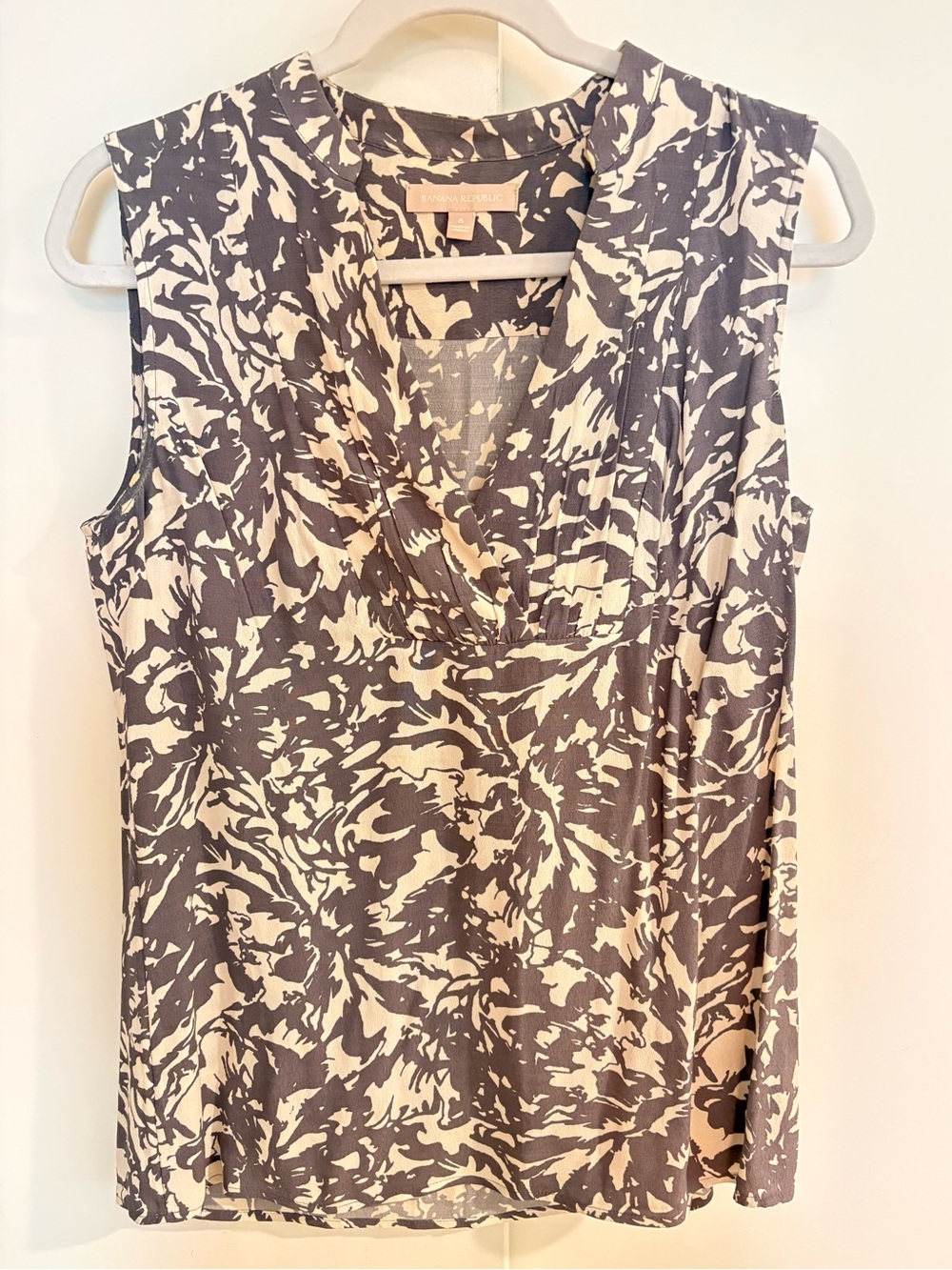 BANANA REPUBLIC Sleeveless Floral V-Neck Top Cream Gray Size 6 MEDIUM